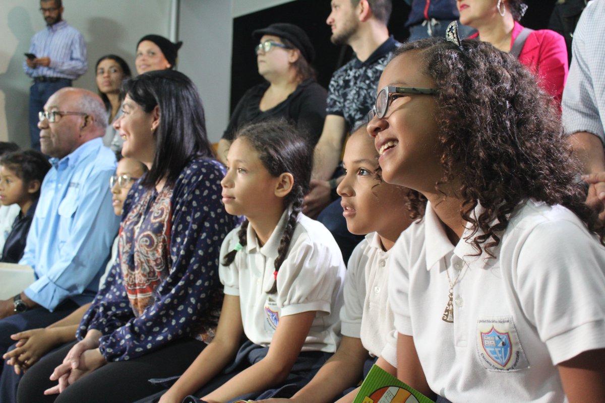 “Hace rato que está lloviendo pueblo en Venezuela".
Así decía Chávez.
Hoy, con su legado, regamos semillas de futuro.

La riqueza de los #SemillerosCientíficos es trascendental para que germine la soberanía del conocimiento y la Venezuela bonita. ¡Son los semilleros de la patria!