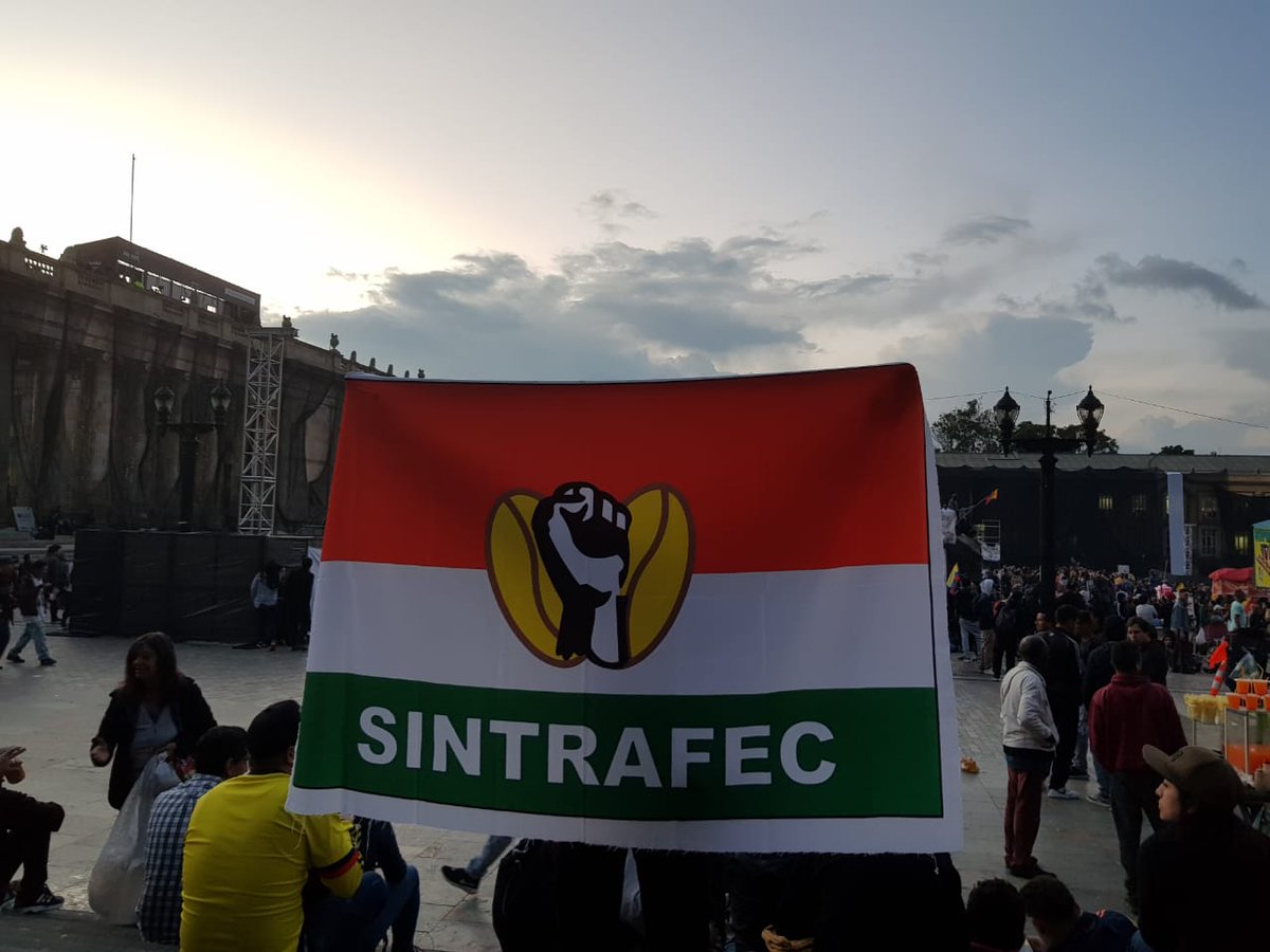 sintrafec's tweet photo. Desde Bogotá, Sintrafec presente, presente en el #paronacional4D https://t.co/1hisVvXcko