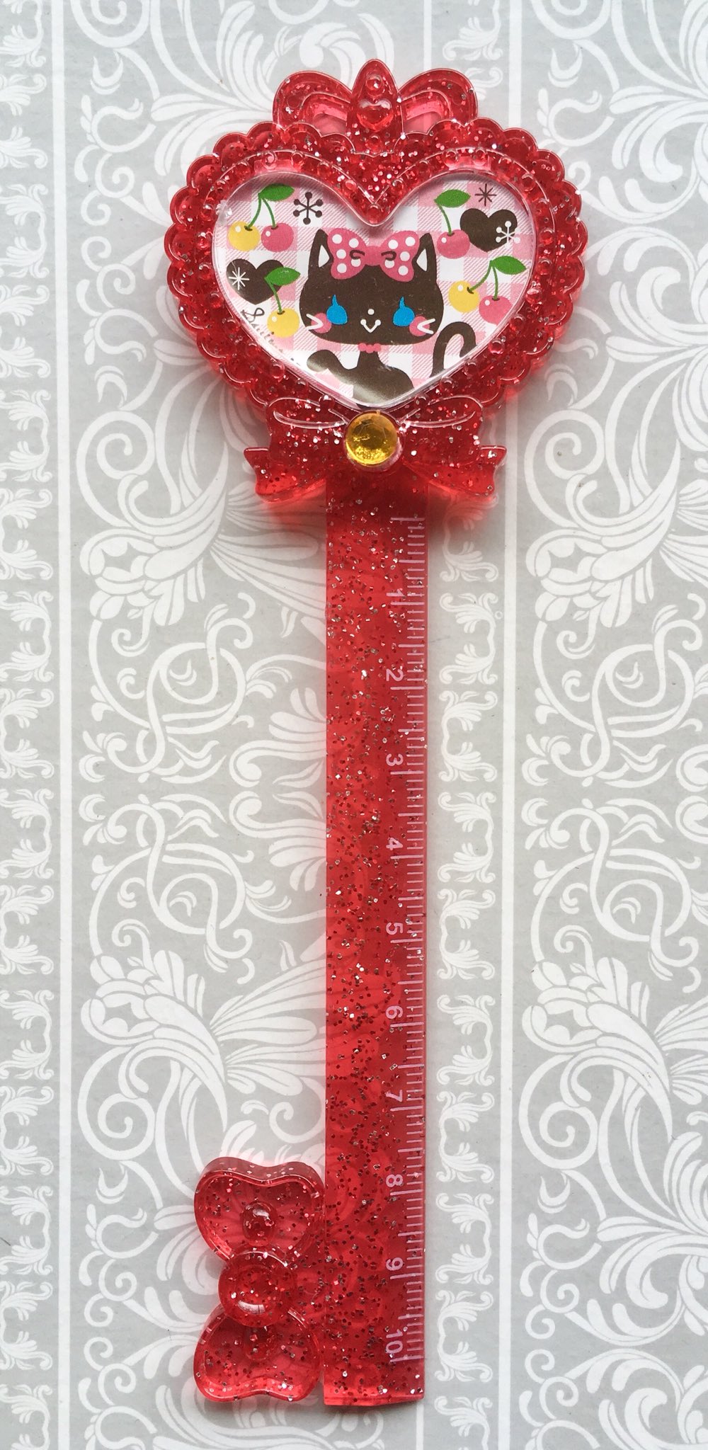 七ツ星 まったり鍵モチーフ紹介 366 スイマーの鍵型の定規です カラーリングやストーンやリボンやハート 猫の イラストなどスイマーらしいガーリーな要素がてんこ盛りでかわいいです ラメ入りクリア素材がどこか懐かしく子供の頃の気持ちに引き戻さ