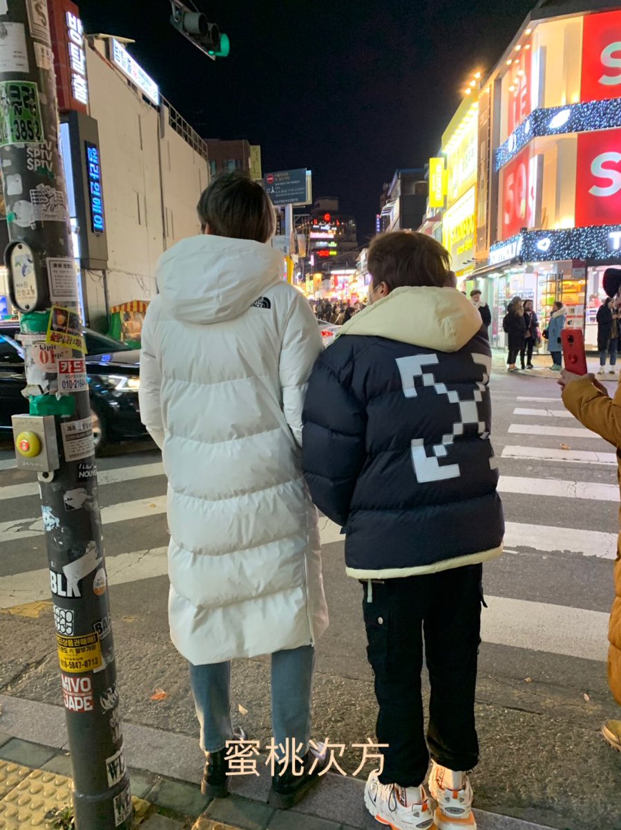 minkyuhere's tweet photo. some other fans recog hangyul &amp; dongpyo but some were v rude &amp; pulled dongpyo’s hood to let him turn around🙄 but pyo is still very polite &amp; greeted them with a bow😭

#손동표 #X1 #엑스원 https://t.co/HVzpb69yZU