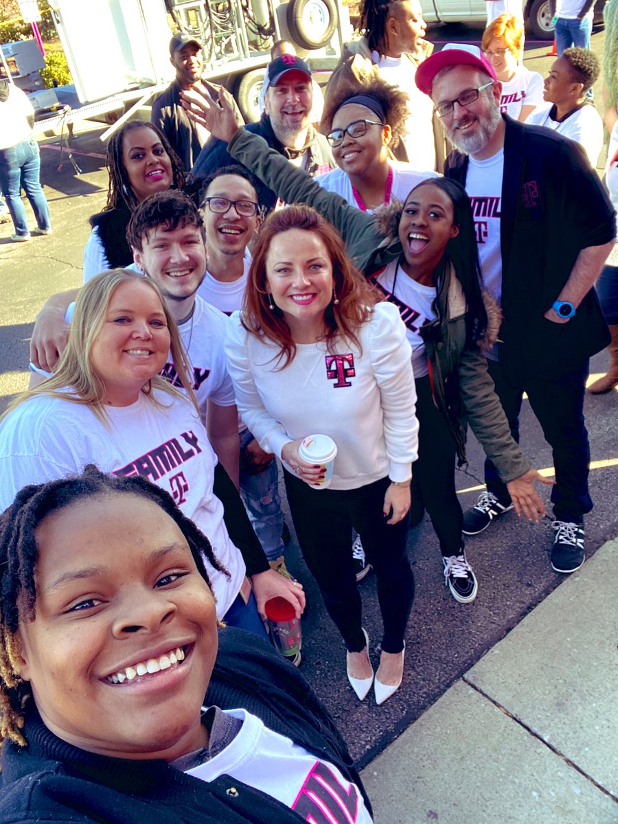 CallieField's tweet image. SO GOOD to spend the day with our amazing Care and Retail teams in Nashville! Thank you @AppletonChad and @emilynellf for hosting @Dan_DiGirolamo and I for insightful #TEXTalks, a quick #5G update, and a chance to celebrate our college grads!