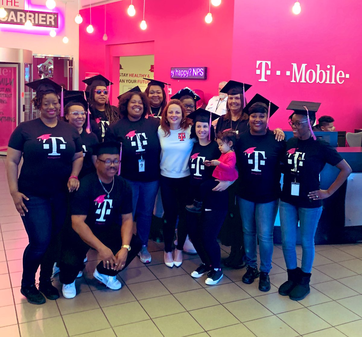 CallieField's tweet image. SO GOOD to spend the day with our amazing Care and Retail teams in Nashville! Thank you @AppletonChad and @emilynellf for hosting @Dan_DiGirolamo and I for insightful #TEXTalks, a quick #5G update, and a chance to celebrate our college grads!