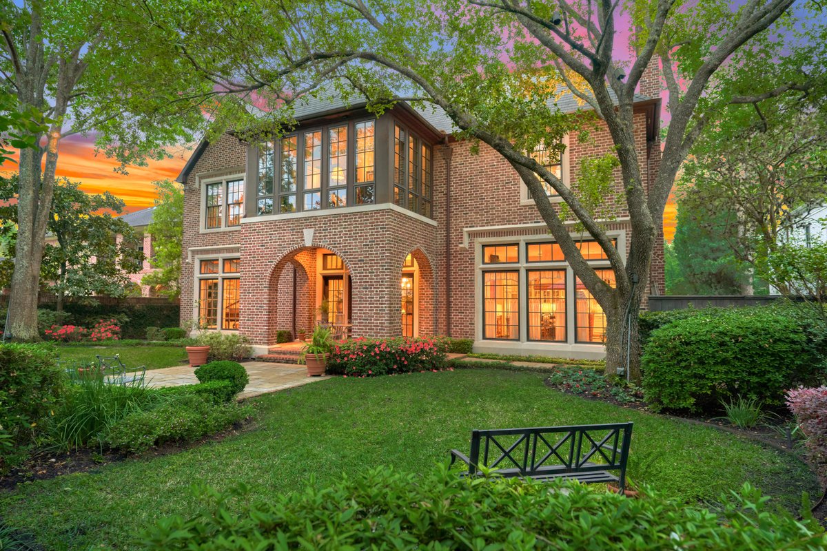 laurappowers's tweet photo. NEW PRICING! 
⭐️$3,500,000⭐️
1929 Olympia Drive, 77019 🏠

This pièce de résistance in the heart of River Oaks where no detail was overlooked.

📞 281-915-9577

https://t.co/OvUEoOFwFX https://t.co/vabJfDByk6