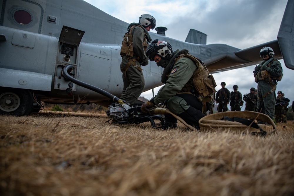 USPACOM's tweet photo. @PacificMarines with @1stMAW_Marines and @Japan_GSDF Soldiers perform a ground refueling drill during exercise #ForestLightMiddleArmy which demonstrates readiness and flexibility between the #AmericanJapaneseAlliance. #Partnerships #BilateralExercise #FreeandOpenIndoPacific. https://t.co/GDSHW3Uujj