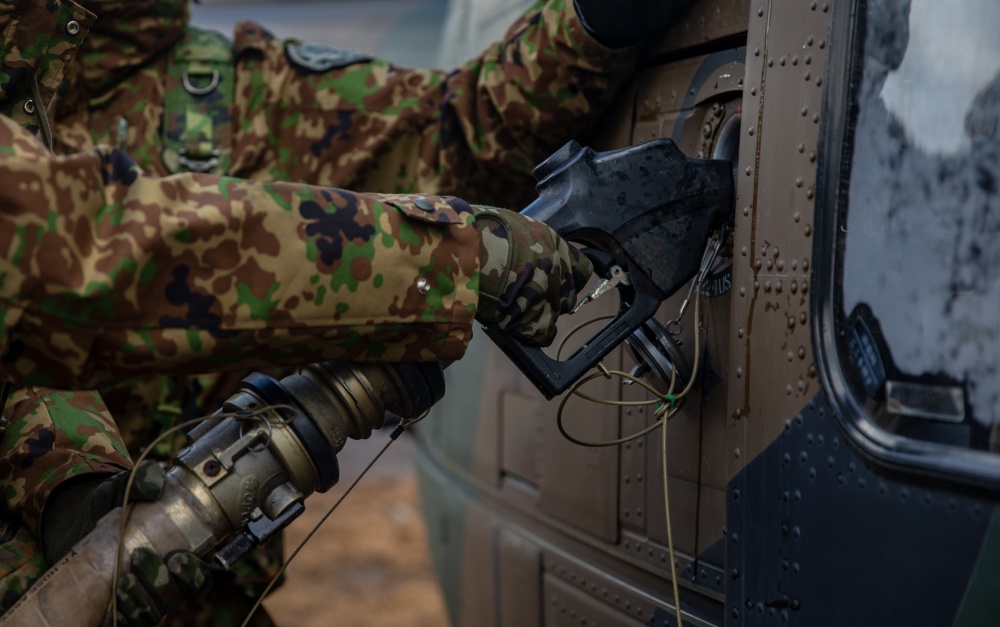 USPACOM's tweet photo. @PacificMarines with @1stMAW_Marines and @Japan_GSDF Soldiers perform a ground refueling drill during exercise #ForestLightMiddleArmy which demonstrates readiness and flexibility between the #AmericanJapaneseAlliance. #Partnerships #BilateralExercise #FreeandOpenIndoPacific. https://t.co/GDSHW3Uujj