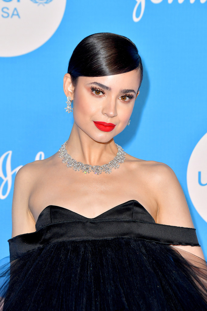 UnaiQuijada's tweet photo. Sofia Carson was looking stunning in custom Giambattista Valli SS20 Couture gown while attending the 15th Annual UNICEF Snowflake Ball 🖤 #SofiaCarson #UNICEFSnowflake https://t.co/CvvZu0Ep7Q