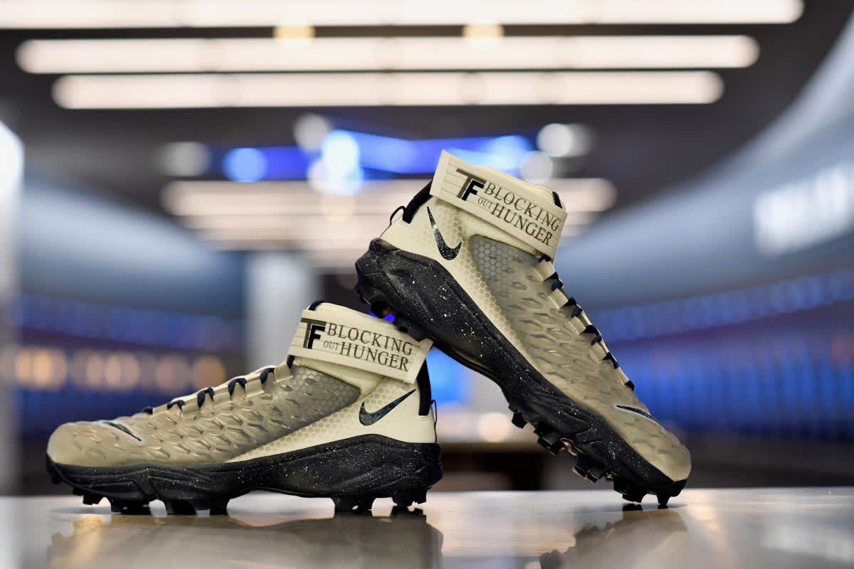 blockinghunger's tweet photo. Check out these new kicks 👞 @tfrederick72 will be repping the Blocking Out Hunger Foundation on his cleats this weekend as part of Week 14's #MyCauseMyCleats initiative! #BlockingOutHunger https://t.co/1LEKdBlX97