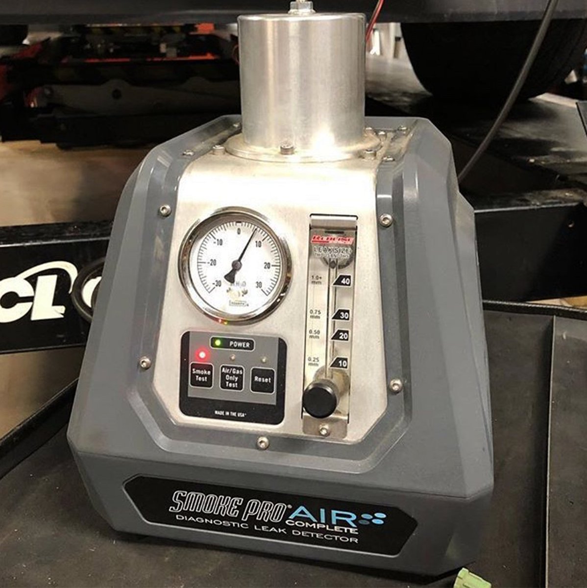The Smoke Pro® Air Complete™ is perfect for mobile technicians. It eliminates the need for shop air lines and gas tanks by using its own on-board micro air compressor, so you can go where the work is.
redlinedetection.com/collections/au…