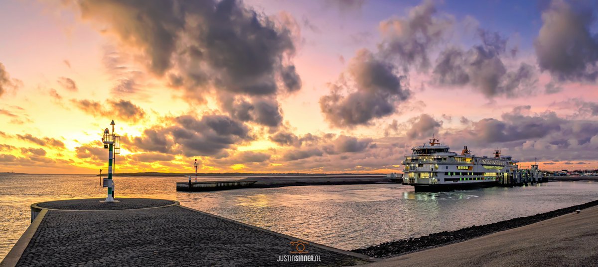 TESO-haven op Texel tijdens zonsondergang. Afgelopen dagen was het genieten zo aan het einde van de dag! ;) Prachtige kleuren ook een half uur na zonsondergang. #Texel #justinsinner #canonnederland #TESO #fotografie #natuur