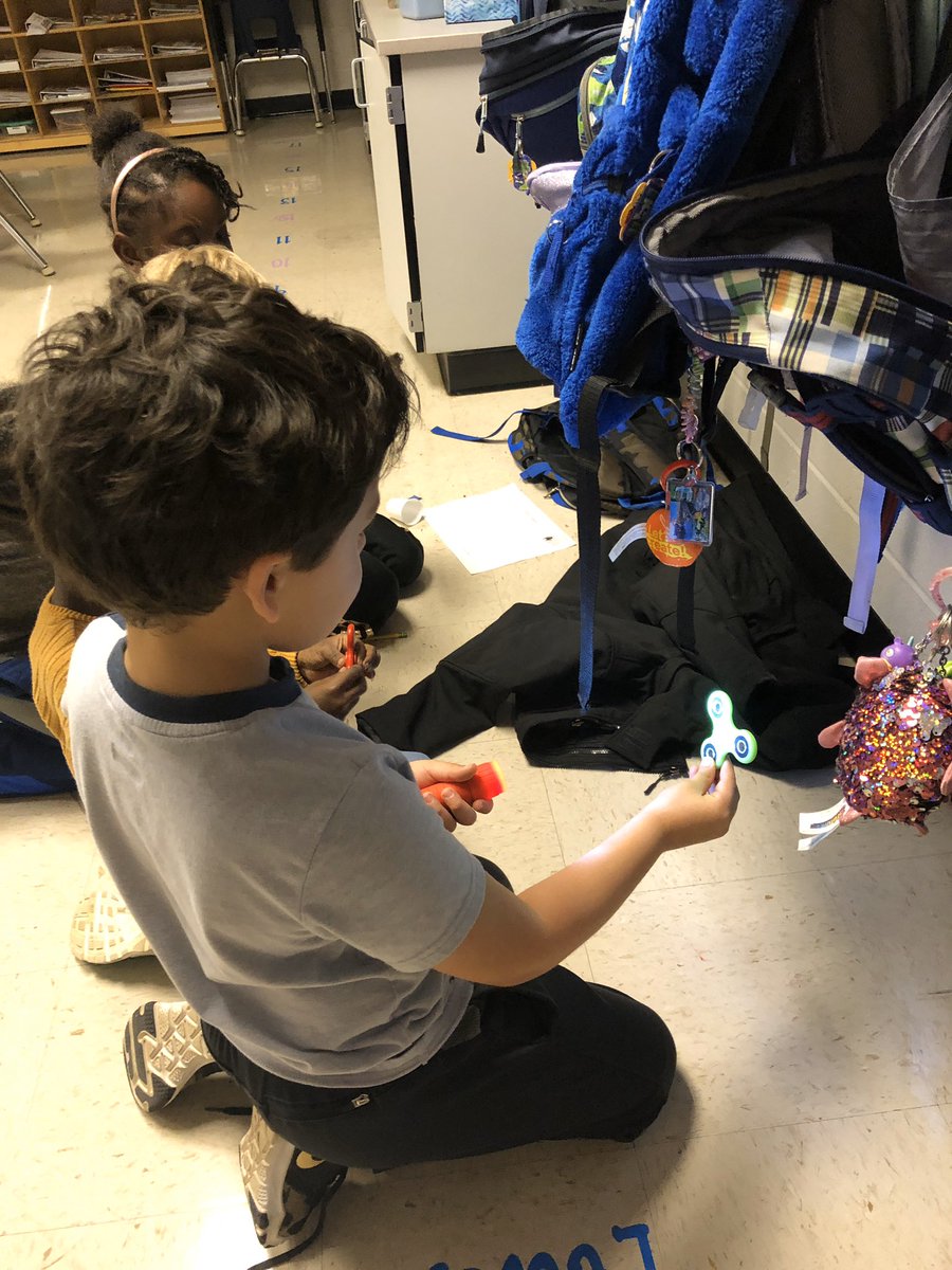 amandalovett's tweet photo. Exploring shadows as part of our light unit. I love how creative they got!  #LiveLeadLearn https://t.co/GfLBLwX6Xy