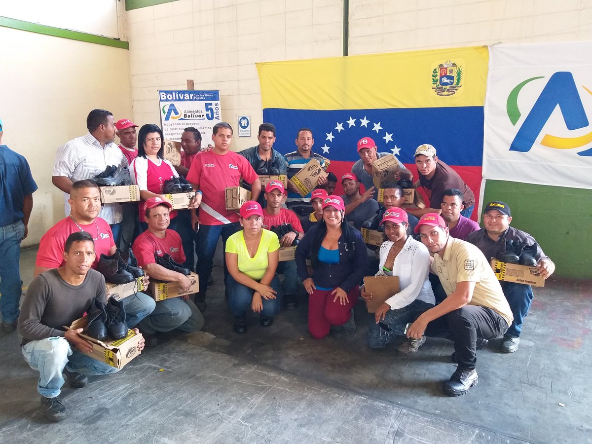 AlimentosBol1's tweet image. #05 Dic Con el eslogan "Con las Botas Puestas" que promueve el Gobernador del estado Bolívar @JustoNogueraP los empleados de la empresa Alimentos Bolívar recibieron de la Gerente General Jania Oberto, las botas de seguridad para seguir desempeñando sus labores diarias.