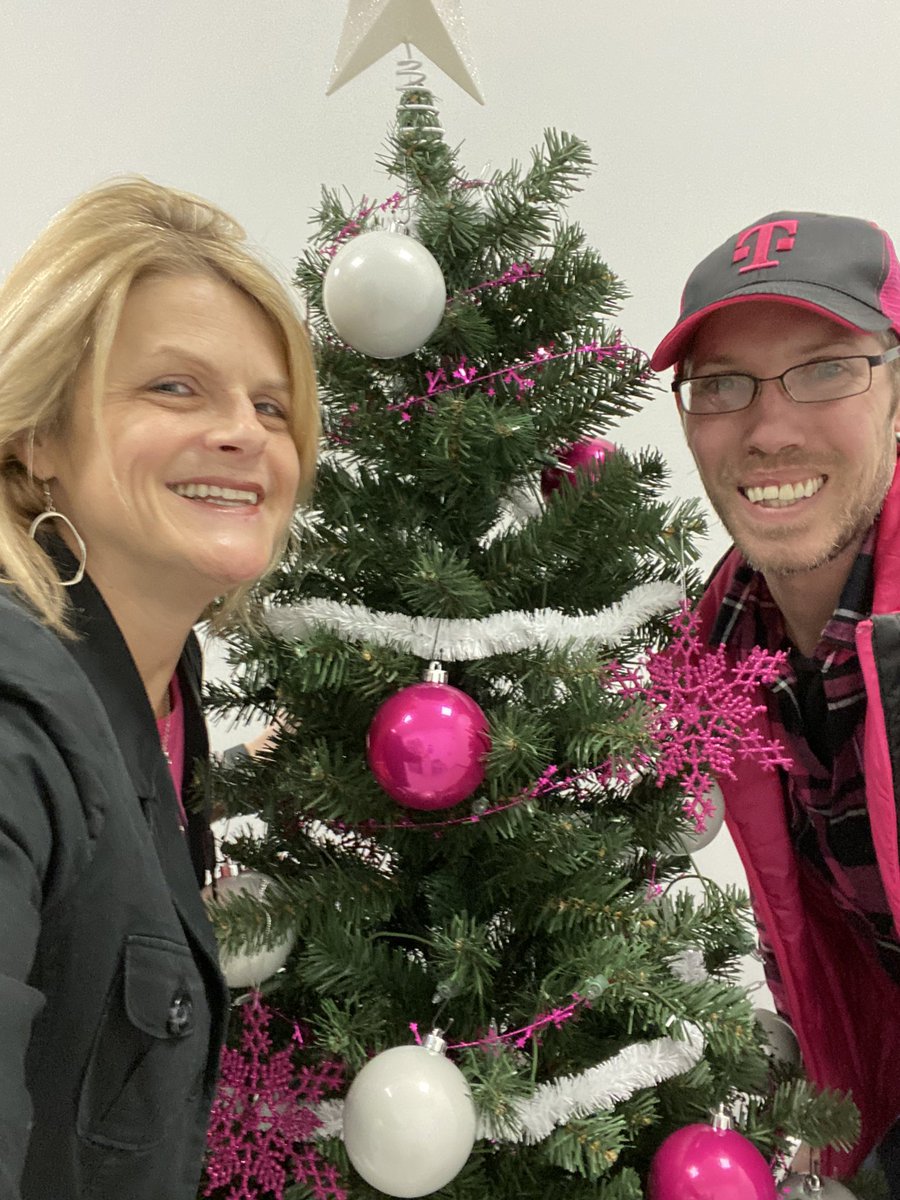 jenniferlpguru's tweet photo. Magenta holidays and ornament ready @TMobile Minnetonka with Mychel and the team! 🎄@BuddeGail @daneandreasen #ringinthemerry https://t.co/leZyuMmacV
