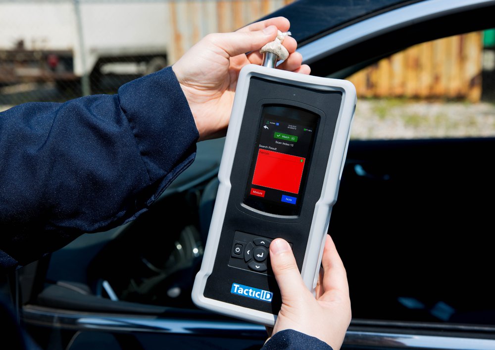 bwtek's tweet photo. This Christmas ask Santa for The TacticID®-1064 Raman handheld device. It avoids fluorescence, allowing users to get results in less than 1 minute even when working with tough street samples (drugs not included!). #Science #santaiscoming #ChristmasDay #ThursdayThoughts #lasers https://t.co/l1m3ZoDRLe