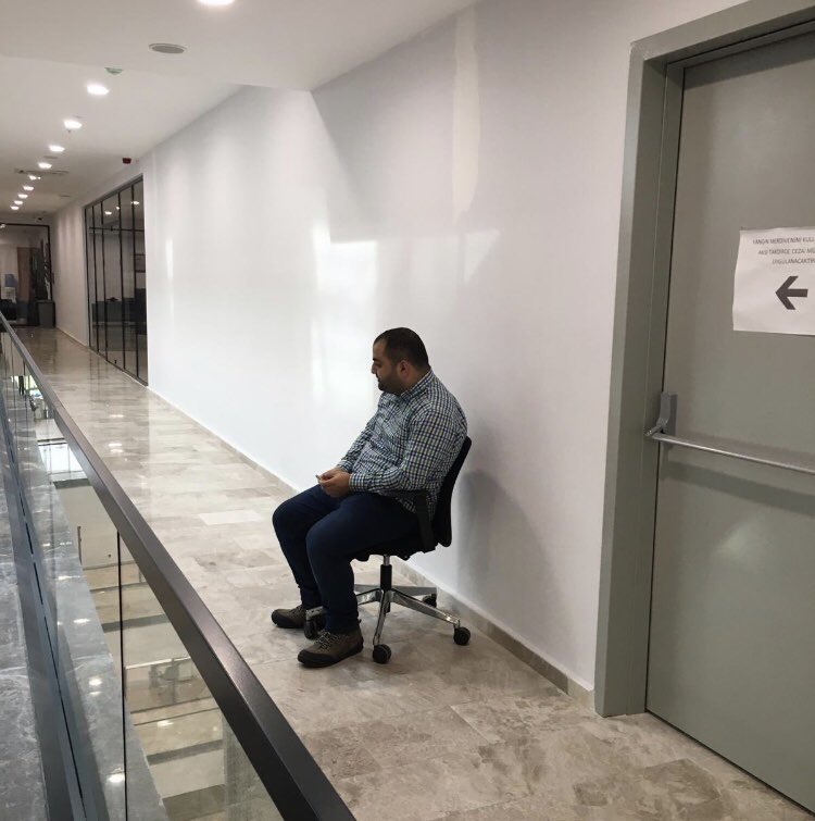 Enes kardeşim, koca adam.

Kaldır, eğme başını.

Seni tuvalet önünde o sandalyeye mahkum edenler, toplumun vicdanına hapsoldular.

Bilesin, seni seviyoruz.