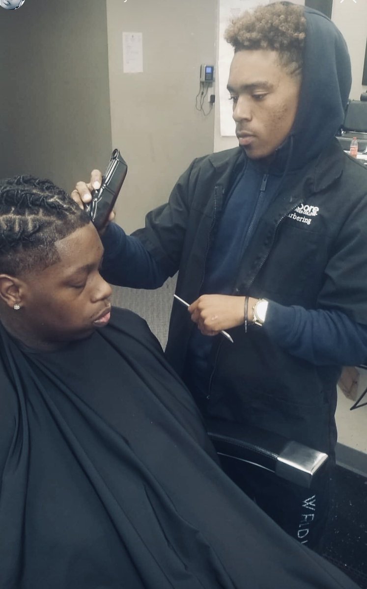 kodakflash___'s tweet photo. I’m still working 💈🔥@MistaCain🎤🎶 #barbershop #blendgame #barberstudent #sharpfades #brbarber #mcknight #designs #mcknightfades #thebarberpost #barbergrind #bookme #barbershopconnect #teamSu #teamLSU #Actors #Rappers #Singers #CelebrityBarber #ontopsoon https://t.co/sIEFxnMFRg