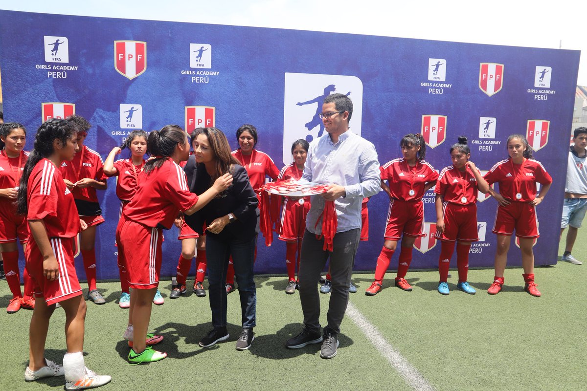 ligafemlfpp's tweet photo. Este mañana se jugaron los partidos del tercer y cuarto puesto del campeonato Inter Academias que es parte del proyecto FIFA Girls Academy, desarrollado por @fifacom_es y @TuFPF. Arequipa finalizó en el tercer puesto y Cusco como cuarto en las categorías Sub 14 y Sub 16. ⚽️🔥 https://t.co/NBuslLBWdY