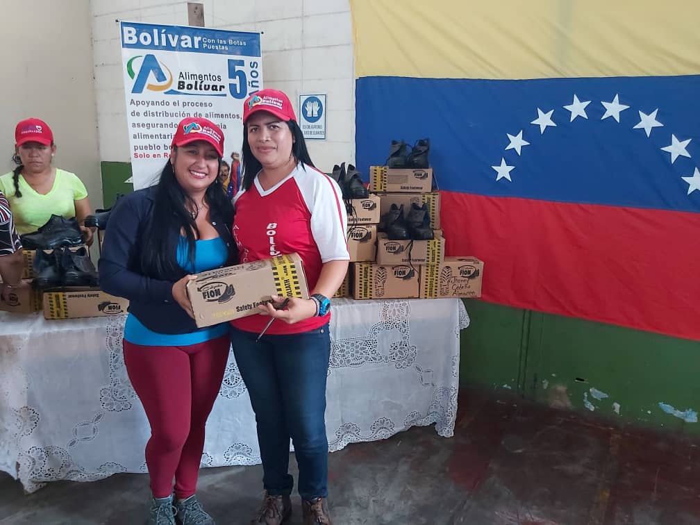 AlimentosBol1's tweet image. #05 Dic Con el eslogan "Con las Botas Puestas" que promueve el Gobernador del estado Bolívar @JustoNogueraP los empleados de la empresa Alimentos Bolívar recibieron de la Gerente General Jania Oberto, las botas de seguridad para seguir desempeñando sus labores diarias.