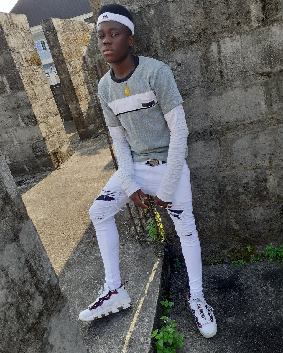 RichieRayMacke1's tweet photo. Guess who's the new kid on the block¿😇👑💎
#dmnbby #doubler #diamondrichie #fashionista #musicart #letsdofashion #fashionartist #hotboys #drippy #thursday #warriboy #anotherlevel #fineboy @enaesigie @lindaikeji @King_Nexamiss @Kpoko1005FM @Debhieofficial https://t.co/eNFJJ3H0Q8