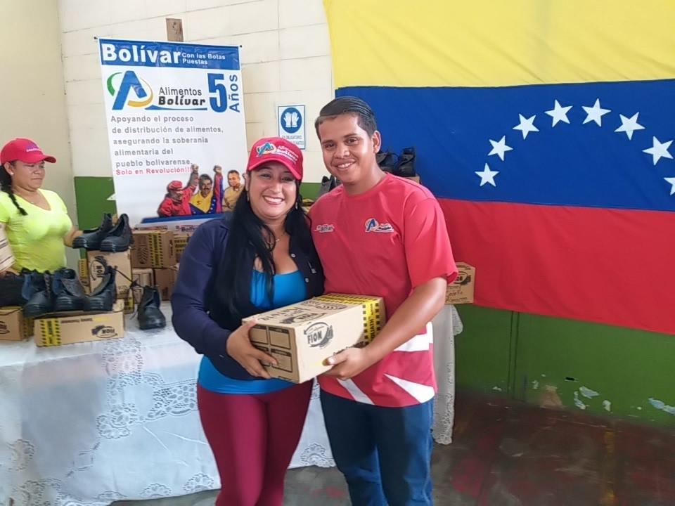 AlimentosBol1's tweet image. #05 Dic Con el eslogan "Con las Botas Puestas" que promueve el Gobernador del estado Bolívar @JustoNogueraP los empleados de la empresa Alimentos Bolívar recibieron de la Gerente General Jania Oberto, las botas de seguridad para seguir desempeñando sus labores diarias.