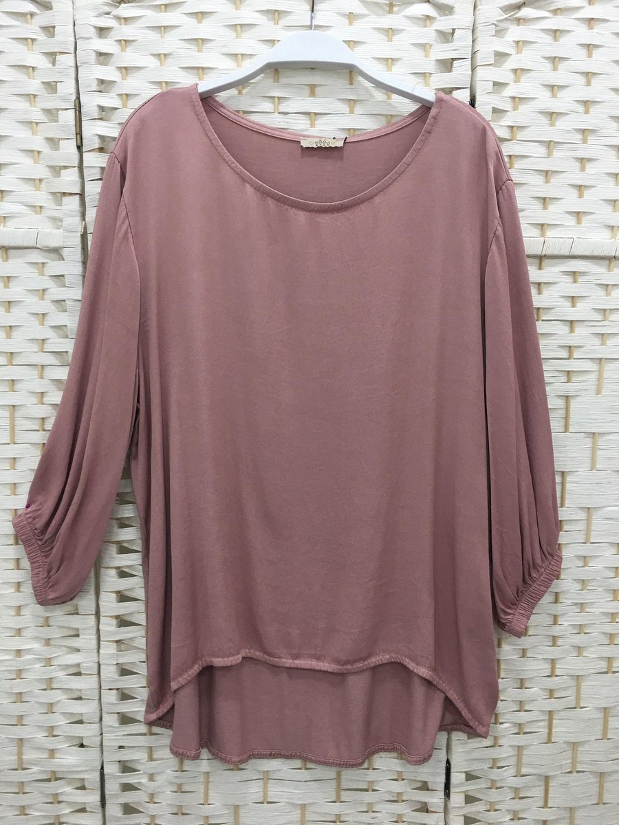 kedatelow's tweet photo. Blusa asimétrica en color rosa empolvado. 
Tejido fluido símil satén. Cuello redondo y manga francesa con goma en el puño. 
Diponible también en color azul pavo real.
Talla única. 
Precio: 29,95€
👚
#lavieenrose #felizpuente #puentedelaInmaculada #puentedelaConstitución https://t.co/TweWAv6tdq