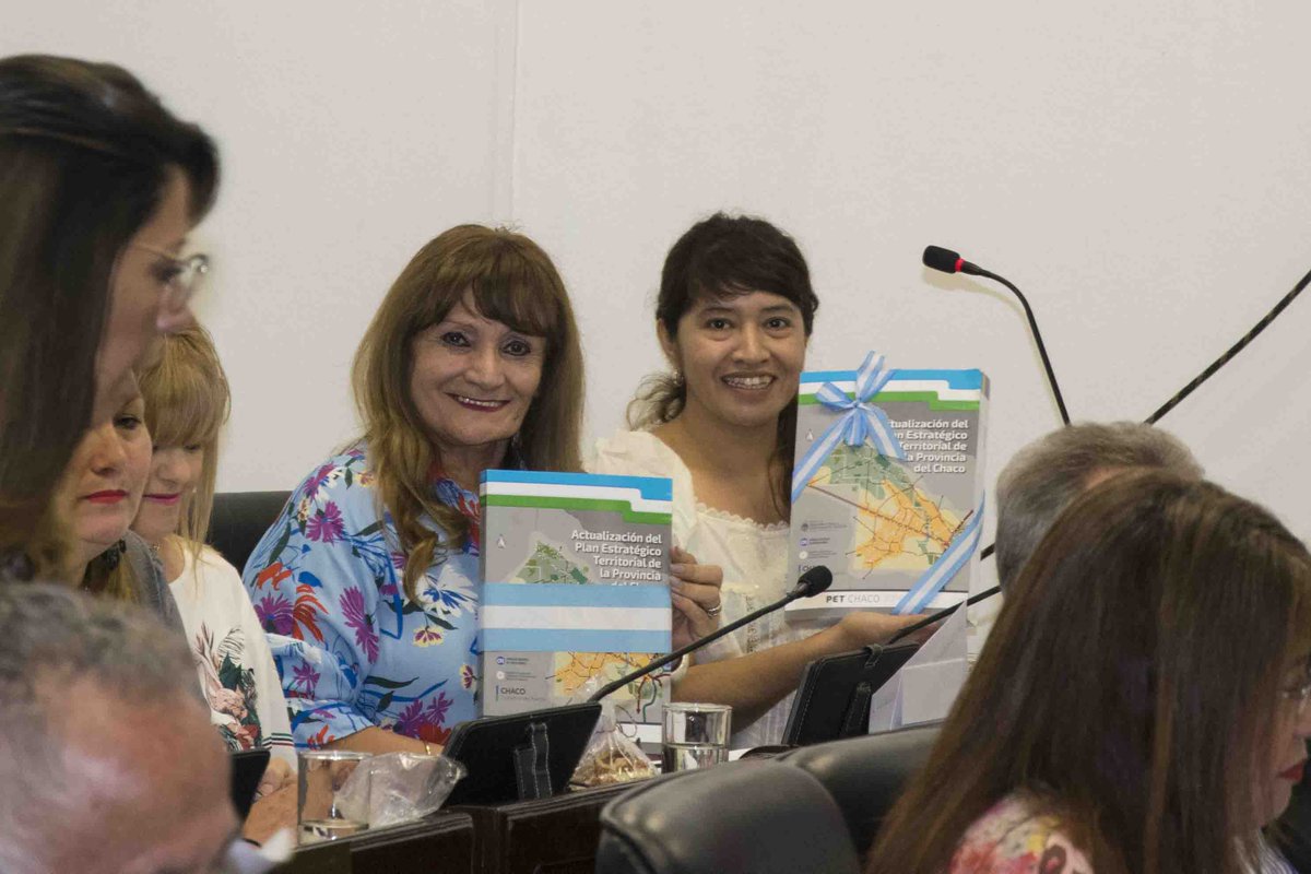 mduyot's tweet photo. Entregamos el #PETChaco 2018-2025 a nuestras diputadas y diputados para avanzar desde la cámara legislativa en el conocimiento de la planificación del suelo chaqueño que promueva la elaboración de leyes, obras y proyectos según las necesidades de urbanización de los pueblos. https://t.co/wzvXqBwVg4