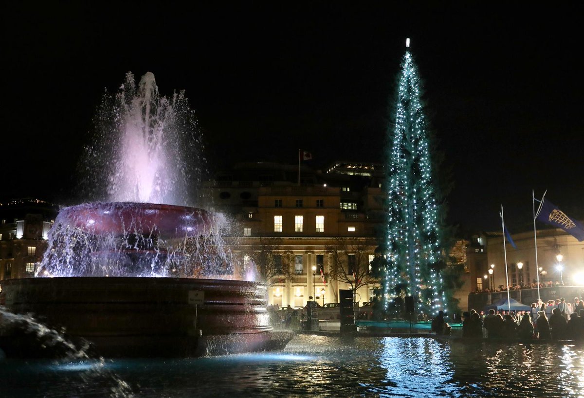 MayorofLondon's tweet photo. I love this tradition. Every year since 1947, Norway have given us a 25-metre Christmas tree 🎄 to thank us for our support during WW2. May our friendship and support for each other continue for years to come. 🇳🇴🇬🇧 https://t.co/vpReys0ppO https://t.co/d3kjX3YXO3