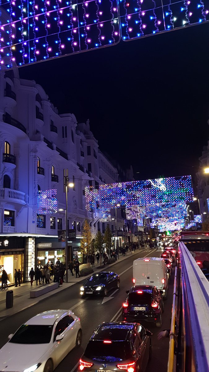 CarlosBueRod's tweet image. Buen tarde disfrutando de las iluminación navideña de #Madrid en el #Naviluz 🎄