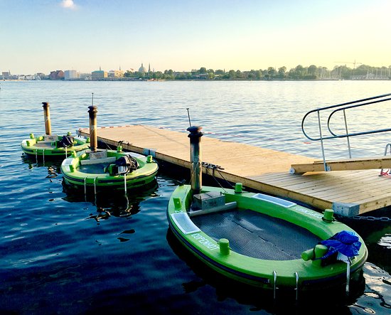 In a nod to the shipbuilding roots of the neighborhood, CopenHot has sailing hot tubs that look like avocado halves - employing the worlds only Hot tub Captains.
#newcareergoals #nordicwellness #outdoorspa #visitcopenhagen