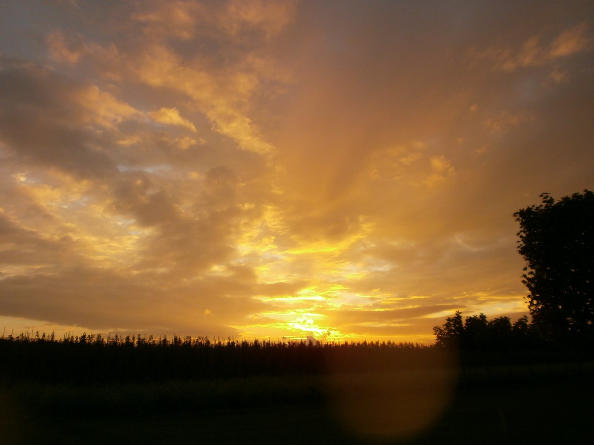 Nog een zonsondergang met kleur, van afgelopen zomer. Gratis kunst van de natuur voor iedereen😊⭐️
