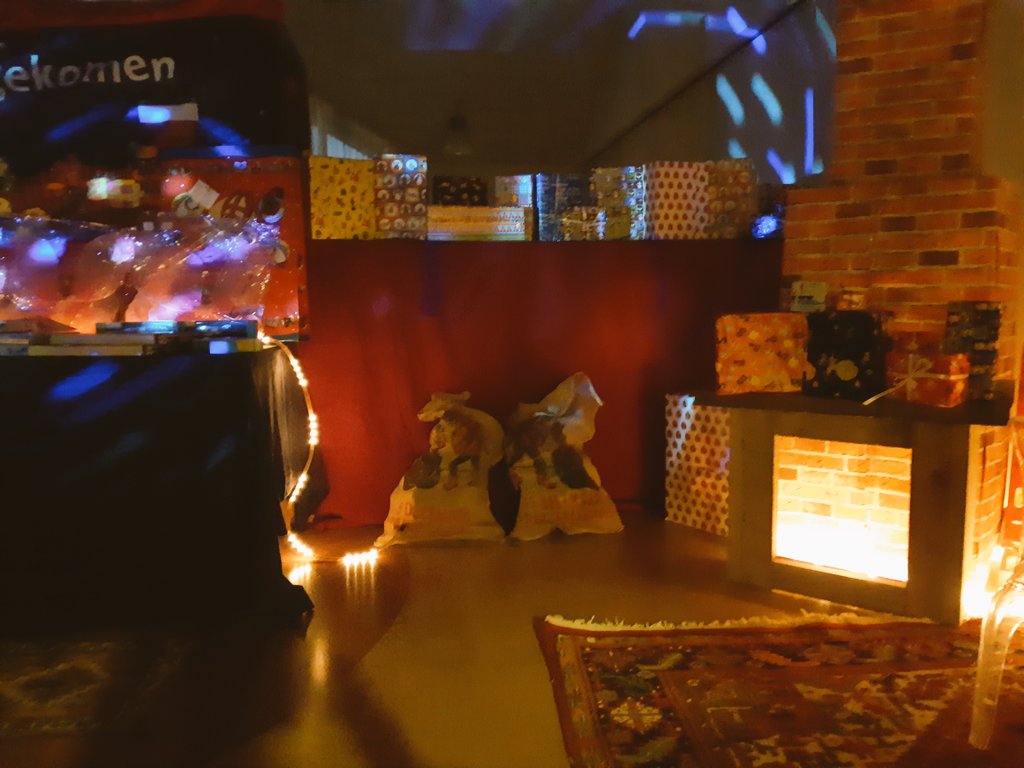TuimelaarObs's tweet photo. Kinderen van groep 1-5 mochten zelf een cadeau kiezen in de schatkamer van Sinterklaas! En wat een creatieve moeders hebben we toch in de OV.... dankjewel!! https://t.co/T44IrMAUtQ