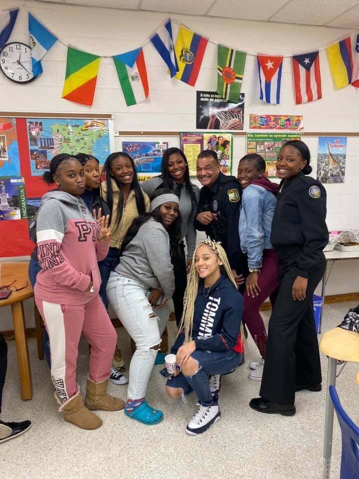 GRHS_Stallions's tweet photo. On the first day of Crumpton, my true love gave to me.... 🎶
✅ A wall of gratitude
✅ Lunch with Girls Group @MrsCAThomas @Tru2Ham @alegacylady
#12DaysOfCrumpton https://t.co/5NO2wyN0v6