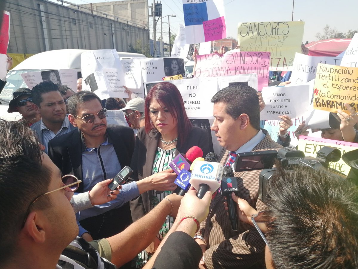 YLP1980's tweet photo. Los vecinos Unidos de la @AlvaroObregonen realizan manifestación fuera del reclusorio
oriente pidiendo justicia para la familia #Landeros y que los dejen trabajar ya que @susanakana @LaydaSansores no se los permiten. https://t.co/Q49wjFIsGv