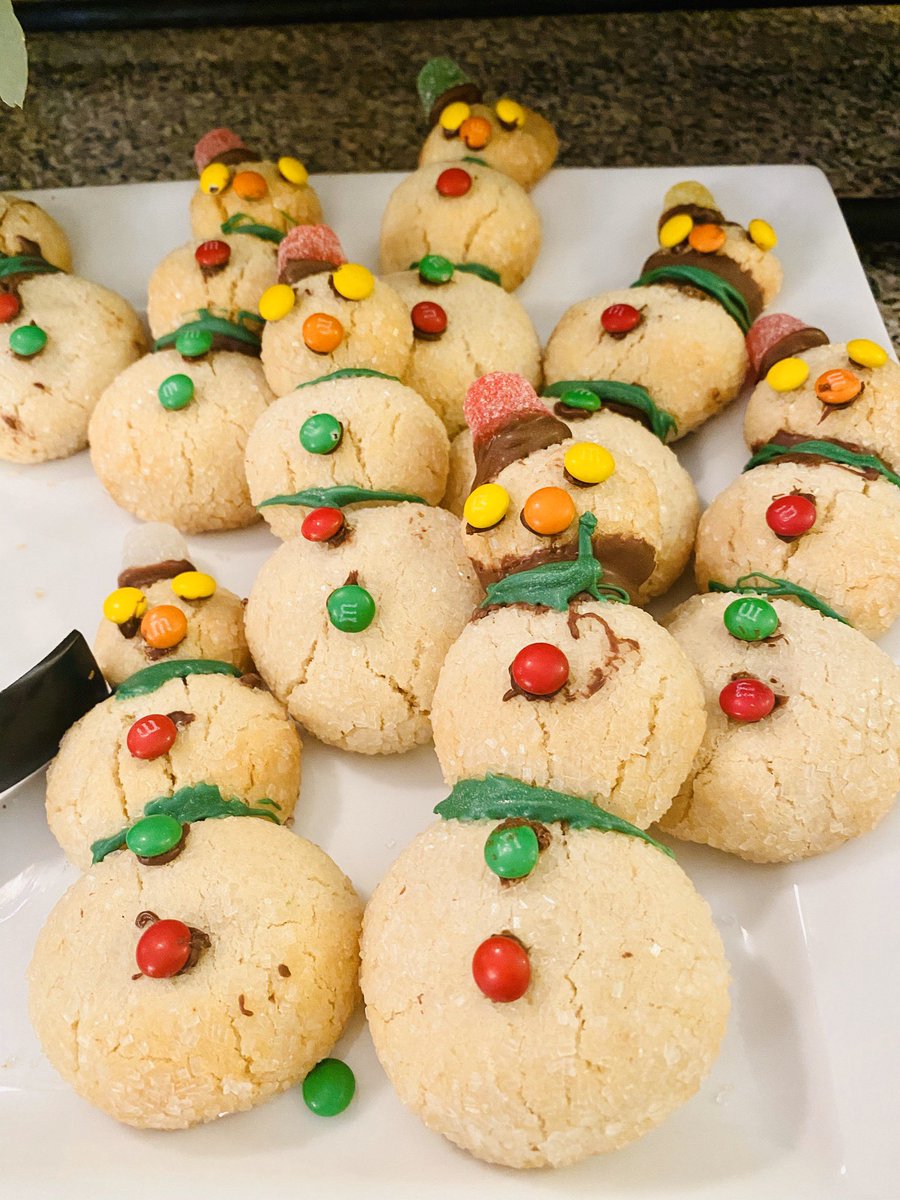 BeltonHS's tweet photo. Wow! Cross-curricular collaboration at its finest! Check out the spread Floral Design and Culinary Arts students prepared to provide a wonderful holiday treat for our staff. What talented young men and women we have here. #BISDCreates #BuildDesignCreate #BISDMoments https://t.co/et5iGpHlgW