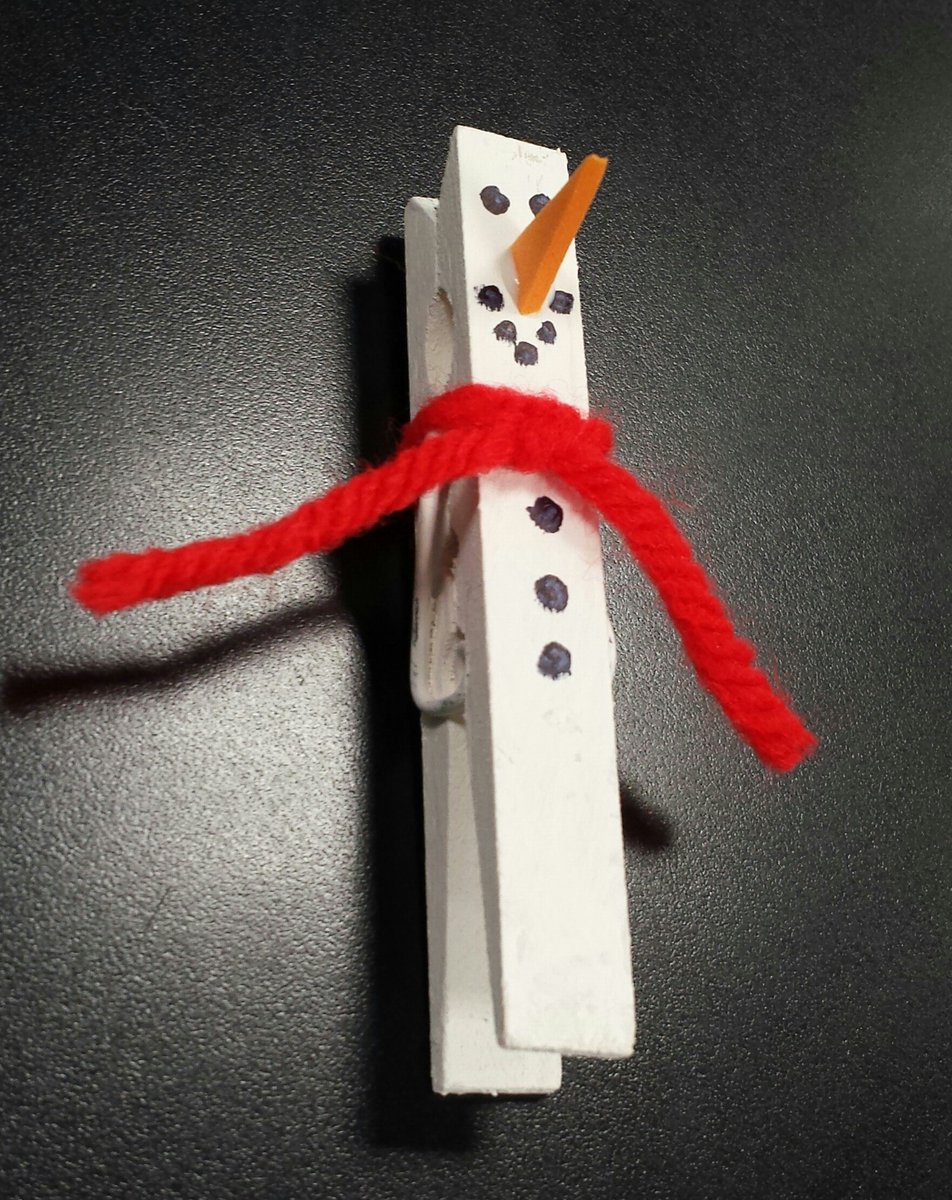 hmslibrarysd's tweet photo. HMS Library Makerspace Today: Making the best snowmen! No shoveling required. 😀 #hmstigers #HuronTigers https://t.co/cddIjlRoFQ