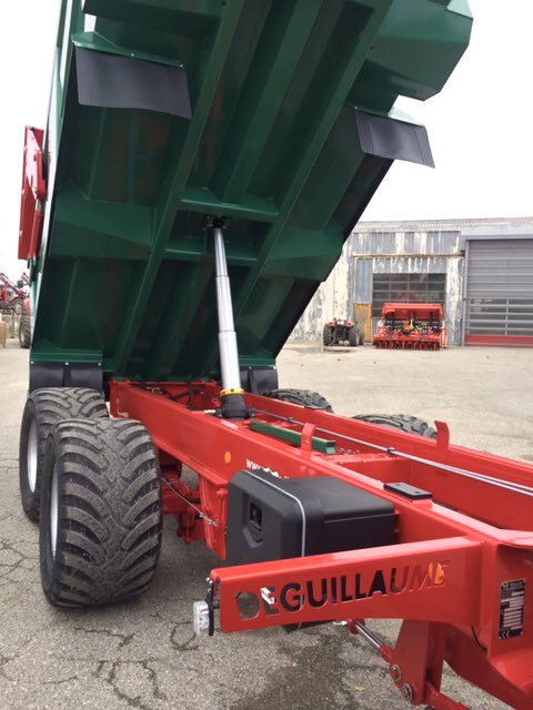 FaureGroupe's tweet photo. @FaureGroupe 👉 Préparation pour livraison d’une Benne monocoque Deguillaume FÉLINE 14-2 
• Suspension de flèche à ressort
• Porte hydraulique
• Essieux suiveur Force
• Tandem surbaissé
• Pneus 560/45r22,5 
Merci à nos clients pour leur confiance !
#FaureGroupe #Deguillaume https://t.co/cV6PfWPYWP