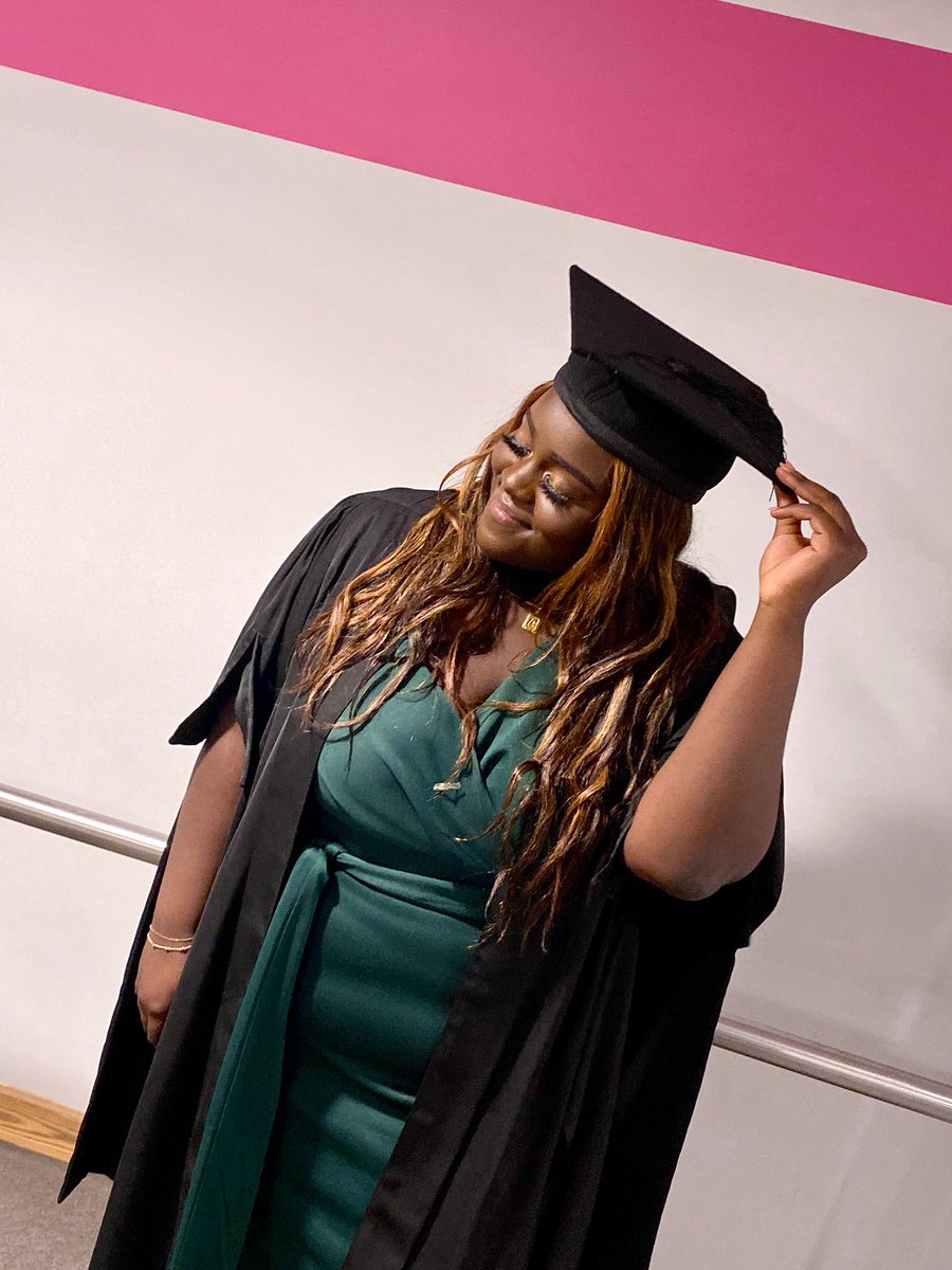 everythingaish's tweet photo. Graduating was starting to feel like a dream. Now I’ve made it my reality!🌚My bride price is through the roof 🎓❤️ https://t.co/ZYdmapoUiR