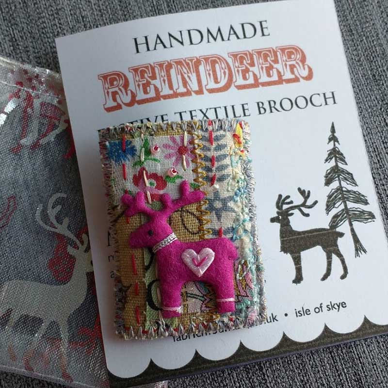 FabricMountain's tweet photo. On my website tonight I'm having a ยฃ10 sale (on certain items) including Skye Thistles, Reindeer & flower brooches https://t.co/VZernbBqeS just for a few days only #christmasgifts #shoplocal
#ScottishCraftHour #madeinSkye https://t.co/QMg5Z1ns3z