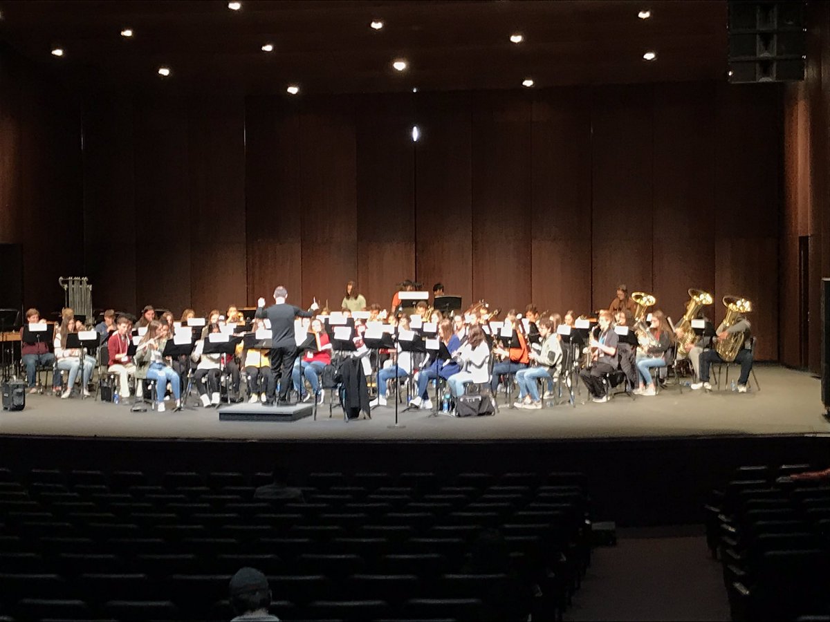 ucaband1's tweet photo. UCA Homors Wind Ensemble Clinic with composer Brian Balmages in Reynolds Performance Hall. #UCABand #talentedstudents #goodmusic https://t.co/ZY26hyz7qi
