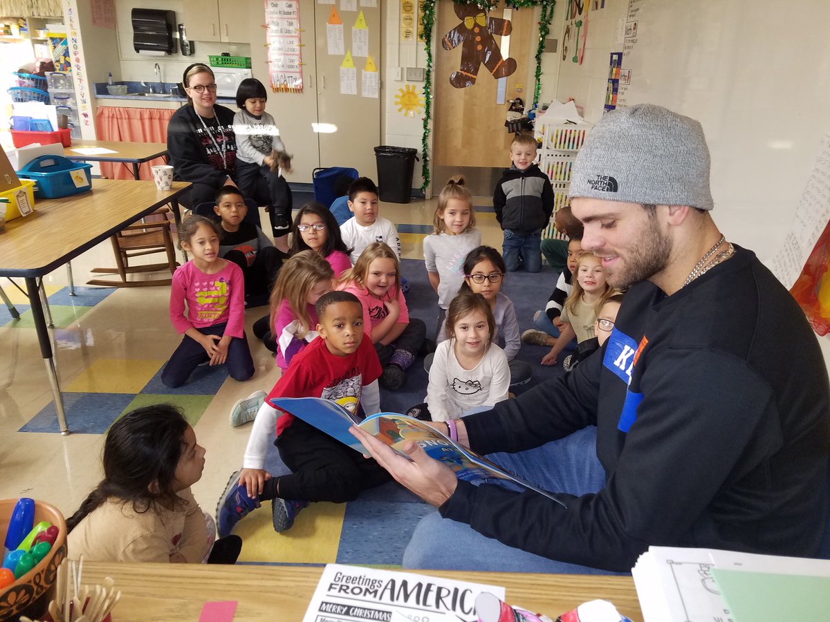 dbradford718's tweet photo. Our special guest speaker today was UK football player, Walker Wood @Wood7Walker. He read Snowmen at Night by Caralyn Buehner. The kids loved it! I think their favorite part was giving him high fives before he left. Thanks, Walker! https://t.co/NtPxSgnfch