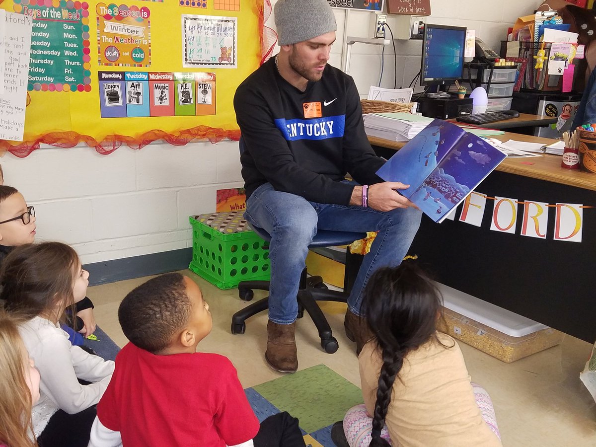 dbradford718's tweet photo. Our special guest speaker today was UK football player, Walker Wood @Wood7Walker. He read Snowmen at Night by Caralyn Buehner. The kids loved it! I think their favorite part was giving him high fives before he left. Thanks, Walker! https://t.co/NtPxSgnfch