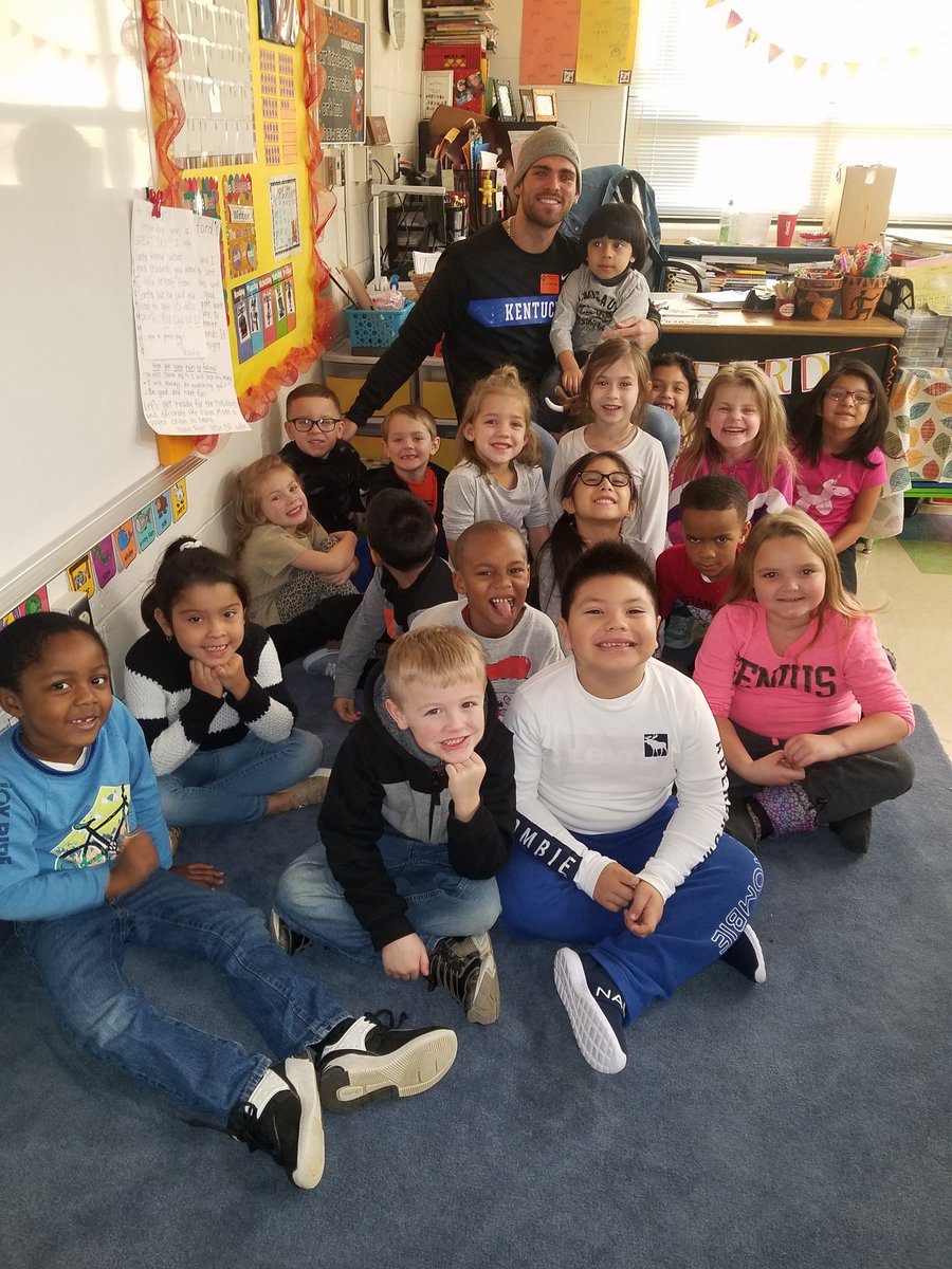 dbradford718's tweet photo. Our special guest speaker today was UK football player, Walker Wood @Wood7Walker. He read Snowmen at Night by Caralyn Buehner. The kids loved it! I think their favorite part was giving him high fives before he left. Thanks, Walker! https://t.co/NtPxSgnfch