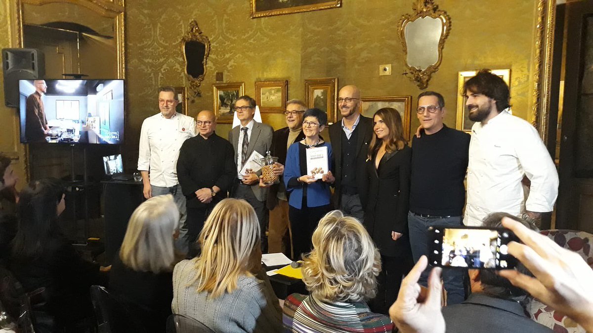 padovani_gigi's tweet image. Grande serata al @CircoloLettori con la @Nocciolaitalia ! Grazie a @guidocastagna , #magorabin @ParianiLab #noisetto #anselmo #vicciola viva la Enciclopedia della nocciola !