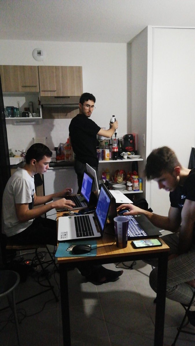 fine_equipe's tweet photo. Ça bosse dur dans la #finequipe ! Sauf Étienne bien sur mais on lui pardonne🐺🐺
#nuitinfo https://t.co/8mlGClcUxc