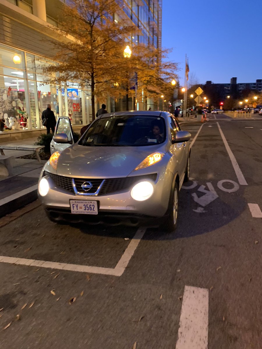 bikelanes_dc's tweet image. Love a good #mgif. This driver passed me just before the crosswalk into the background only to block the bike lane right afterwards. Too bad the parking was too full for them to pull all the way in! #bikedc #visionzero