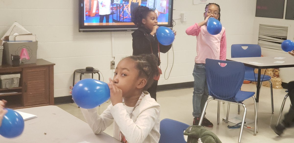 AJohnson2K18's tweet photo. We are learning about static electricity and magnets. #scienceexperiments @LMESTigerNation @suptking https://t.co/d9AunuzF3n