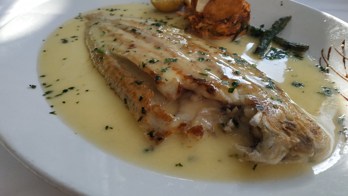 igorcubillo's tweet photo. Verdinas con pulpo, almeja y zamburiña; lenguado a la meuniere; tarta de queso; buenas vistas; curioso vivero de langosta y bogavante en mitad del comedor. Jueves en Casa Cámara (Pasai Donibane). https://t.co/hxbdjlmFr4