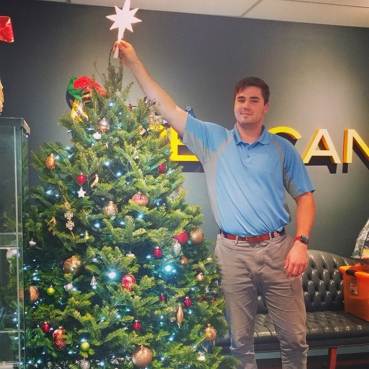 PelicanMgt's tweet photo. The tree is up! #pelicanmgt #managed #baltimorecounty #propertymanagement #chritmastree #christmasdecor #officedecorations #officetree🎄 #stillsingle #tellyourfriends https://t.co/o1YL52B5BG