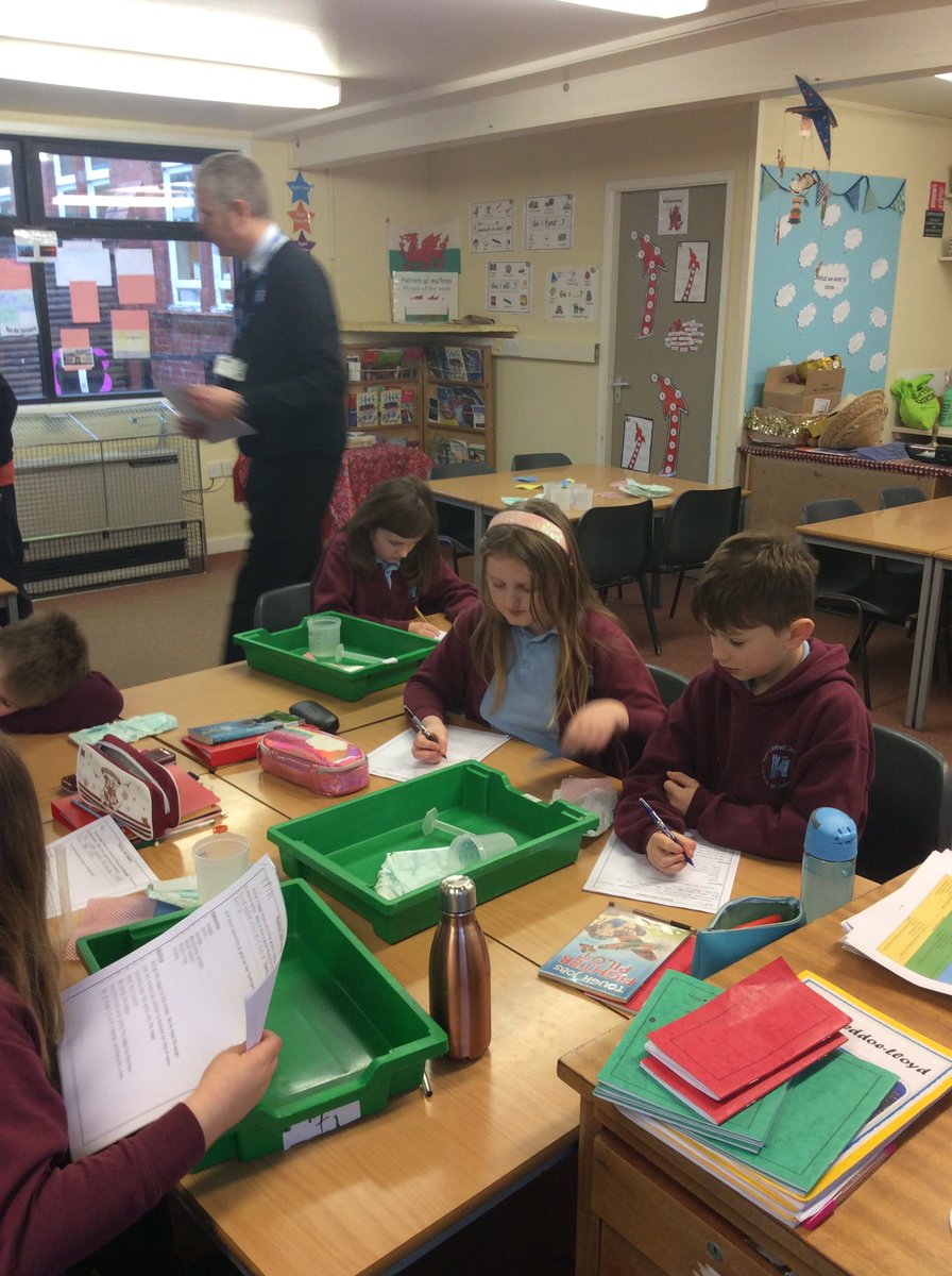 Castlecwschool's tweet photo. Class Two turned into scientists today as they tested the absorbency of hydrogel! A huge thank you to Mr Tudor Jones from Caereinion High School for the fantastic science lesson! We loved it 🎉🧪🧽🔎@YUCaereinionHS @powyssch https://t.co/oEgkjEtcE1