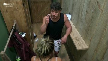 DesembuxaON's tweet photo. O branco padrão pode agredir psicológicamente, pode beija forçado, pode roubar na prova. 
Mas parece que as regras só valem para negros? 
RESPEITA A SABRINA RECORD
#afazenda11 #afazenda https://t.co/p0JFPfYv43