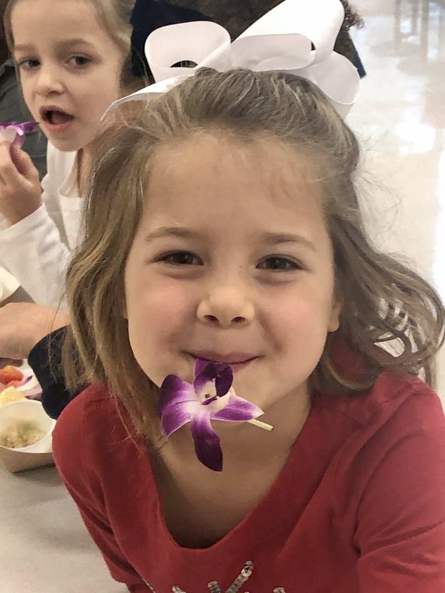 APSNutritionNow's tweet photo. Students @APSBrandonBees @mbpcaps Expanding their palate &amp; discovering the taste of healthy flavorful foods from A to Z!!#EdibleFlowers 🌸🌺💐 were a hit! @GaDOENutrition #FuelingGa #EatschoolLunch @CarstarphenMJ @jbland100 @dehutson @GSNA_Atlanta @SchoolMealsRock #ShakeitUpGa https://t.co/Ae7VQIiHjA